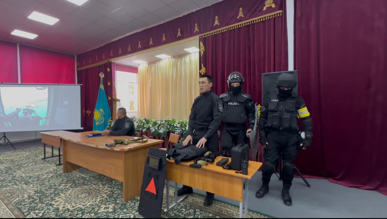 Жетісудың ЖҚАЖ қызметкерлері Талдықорғандық оқушылармен кездесті