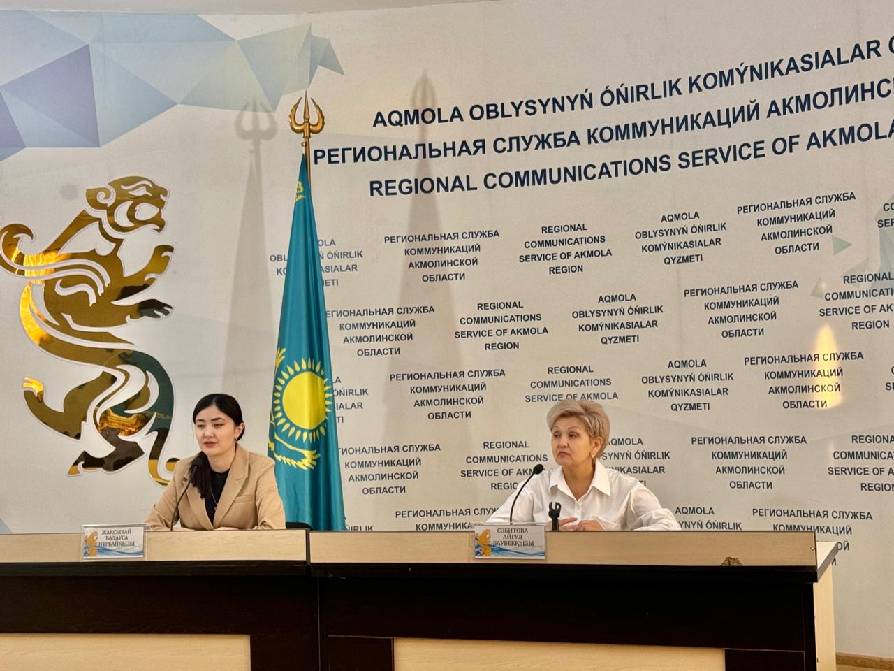 Артықшылықтары бар достар gif Микробикинидегі плюс өлшемді әйелдердің суреттері