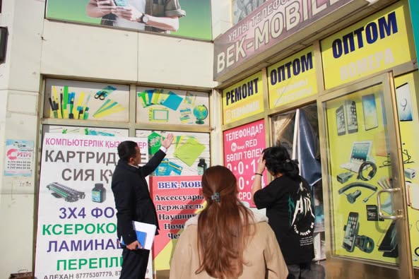 ТҮРКІСТАН: ЖЕТІСАЙДА КӨРНЕКІ АҚПАРАТ ҚҰРАЛДАРЫ ЖӘНЕ ЖАРНАМАЛАРДЫҢ, НЫСАН АТАУЛАРЫНЫҢ ДҰРЫС ЖАЗЫЛУЫНА МОНИТОРИНГ ЖҰМЫСТАРЫ ЖҮРГІЗІЛДІ