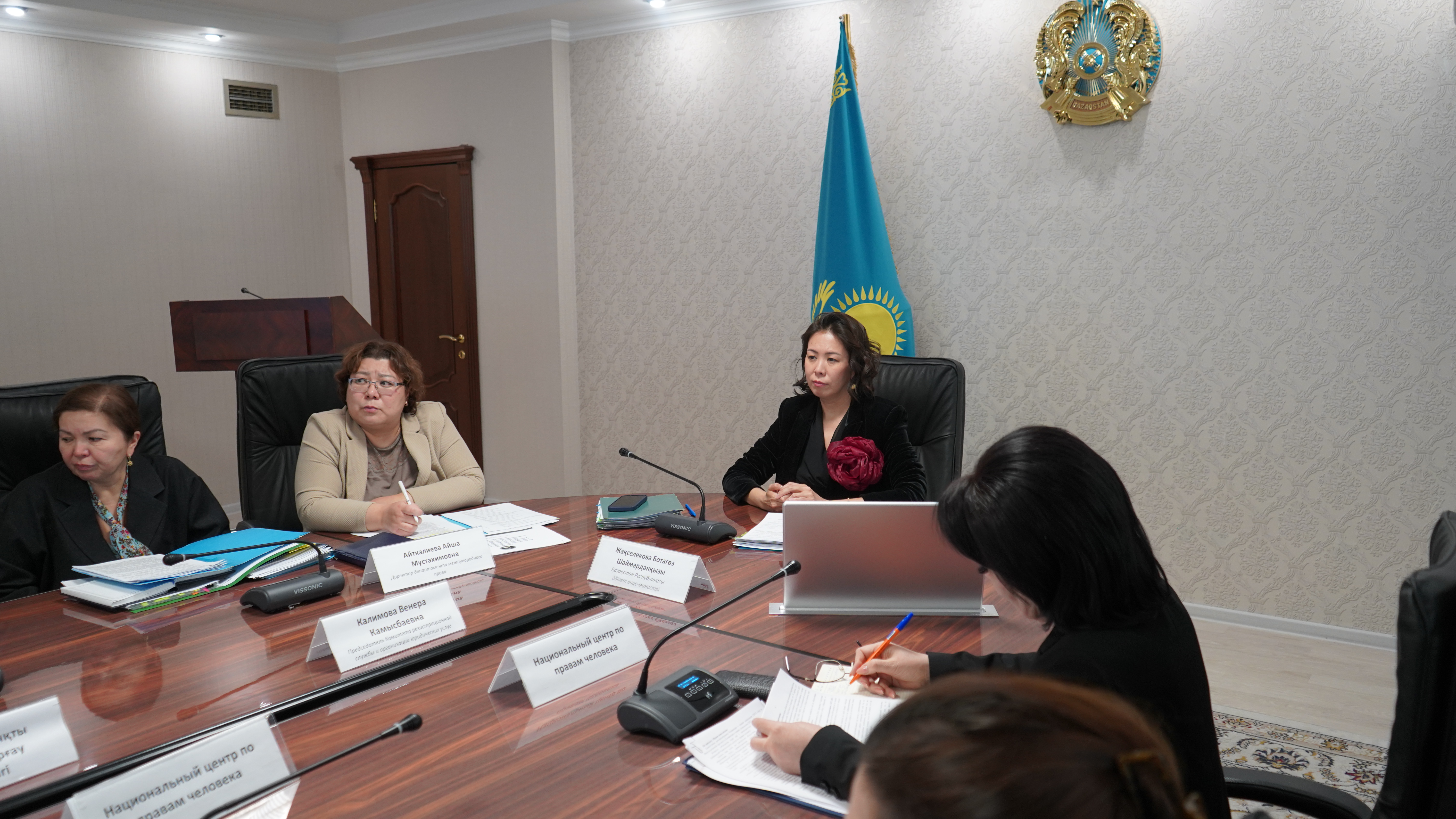 Әділет Вице-министрі Б.Ш. Жақселекованың және Адам құқықтары жөніндегі ұлттық орталықтың басшысы С.П. Тұрсынбекованың тең төрағалықтарымен № 5 және № 6 баламалы баяндамаларын талқылау бойынша отырыс өткізілді