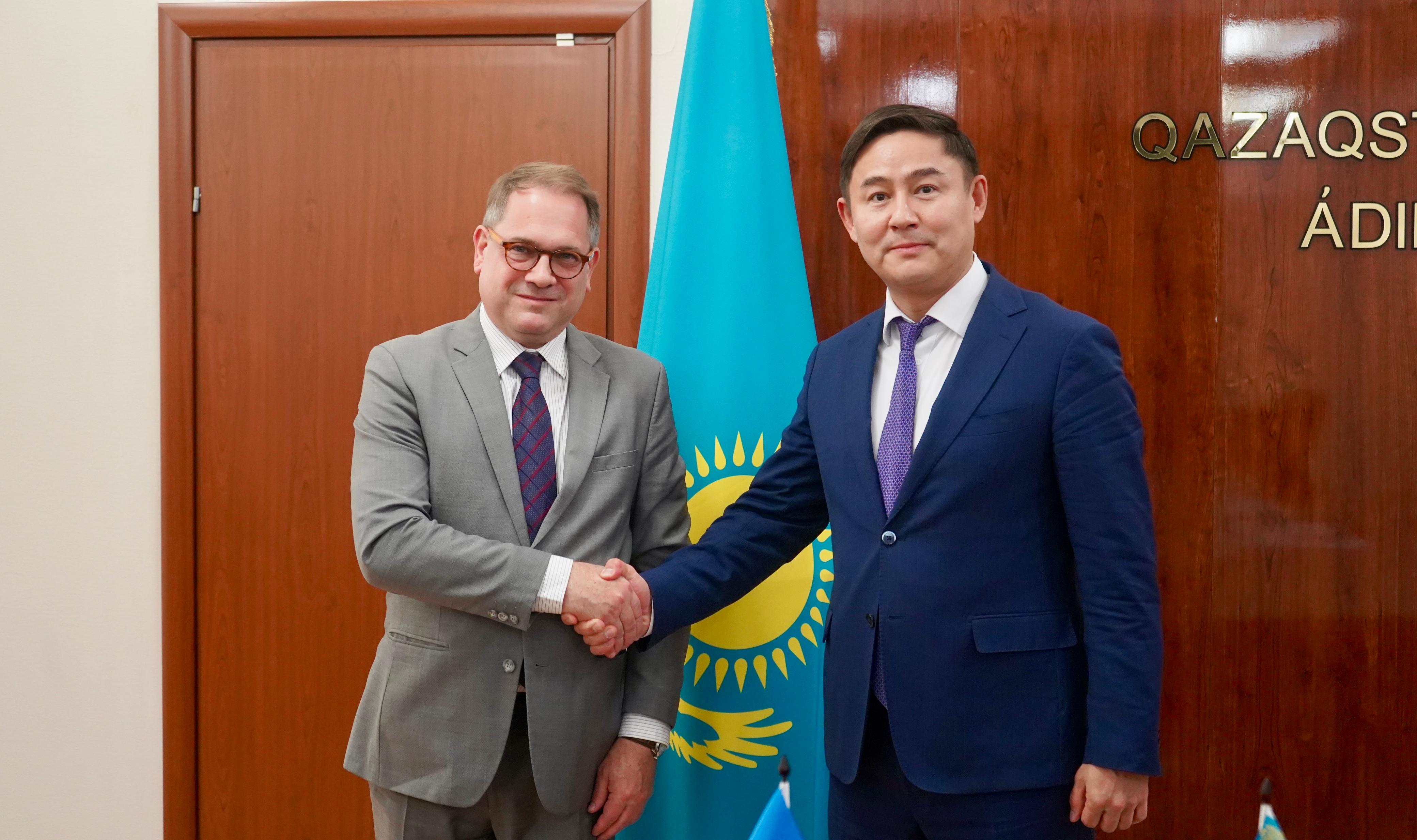 ҚР Әділет министрі Азамат Есқараев Францияның Қазақстандағы елшісі Гиоге Сильванмен кездесті