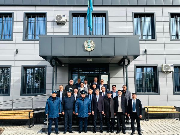 Жасырын камера әйелдер дәретханасына сиынып Төрт бисексуалы және аққұба бар ыстық үштік