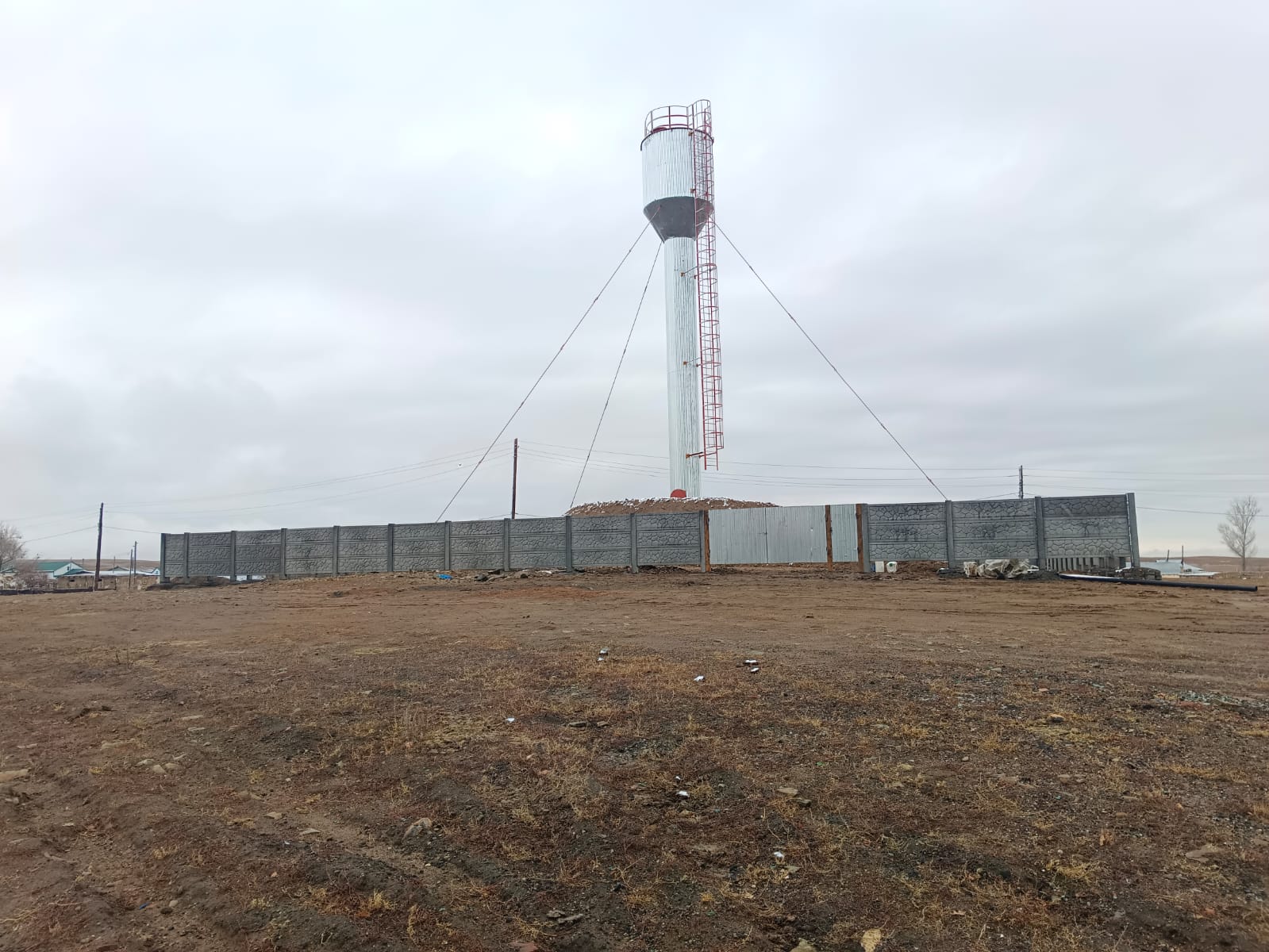 Балықтыкөл ауылында су құбыры орнатылып,жан-жағына қоршау қойылып,үй-үйге су тарту жұмыстары толығымен аяқталды.