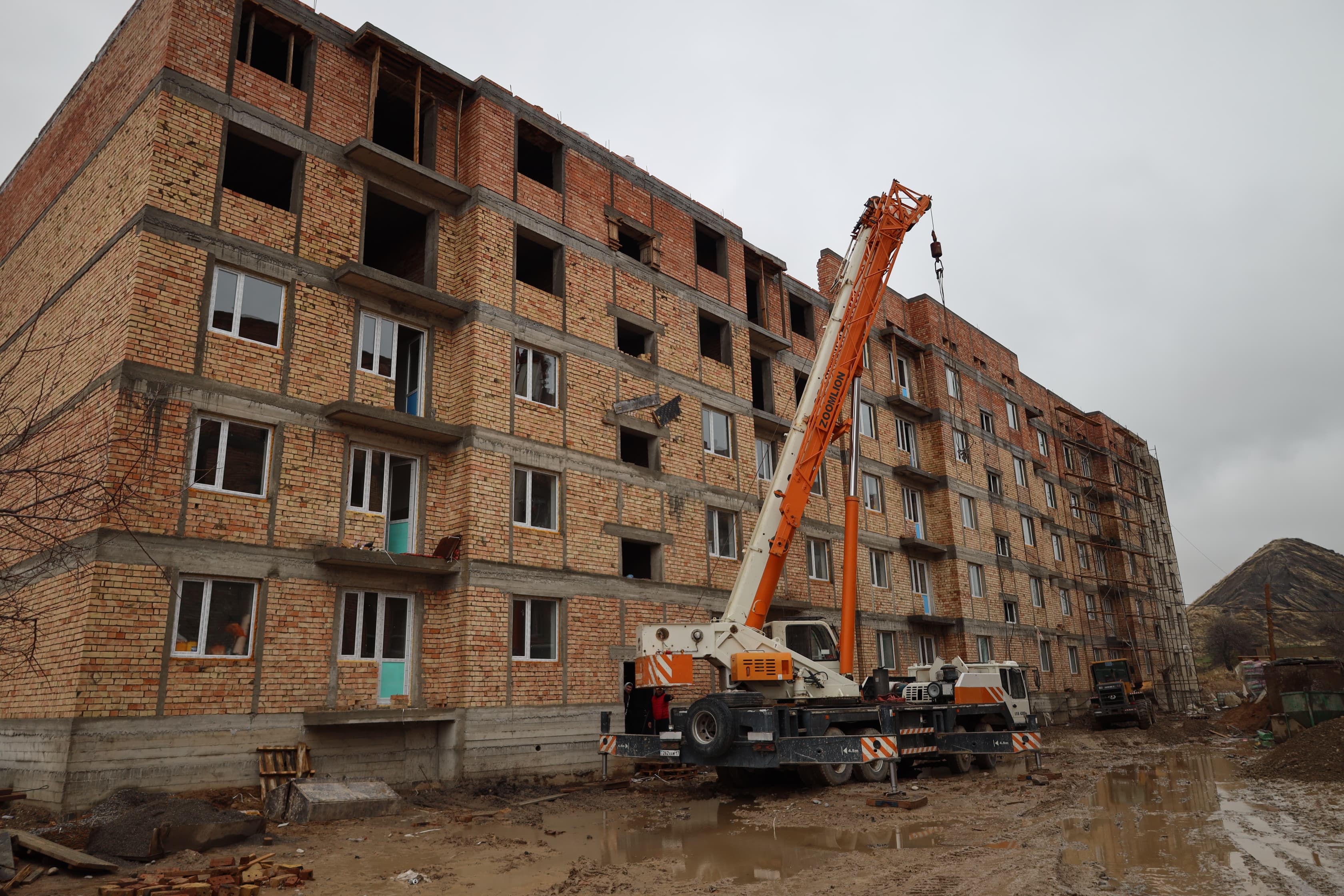 ТҮРКІСТАН: ТӨЛЕБИ АУДАНЫНЫҢ ЖАҢА ӘКІМІ ҚҰРЫЛЫС ЖҰМЫСТАРЫМЕН ТАНЫСТЫ