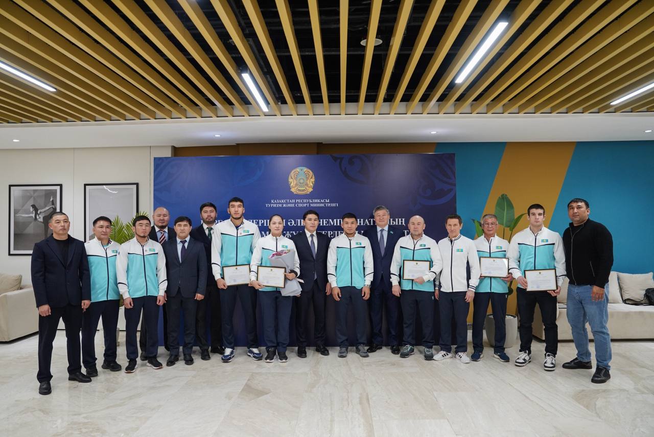 Ербол Мырзабосынов әлем чемпионатында жарқын жеңіске жеткен палуандармен кездесті