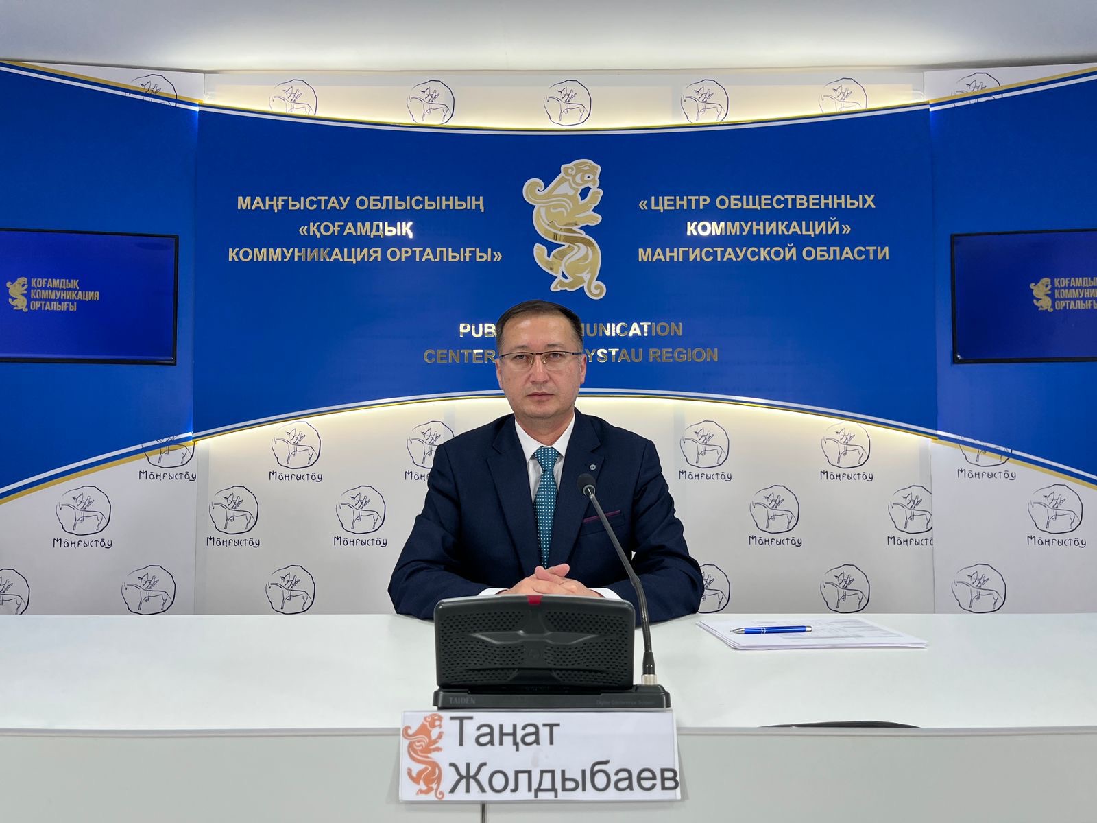 Қара шұлықтағы балкондағы секс