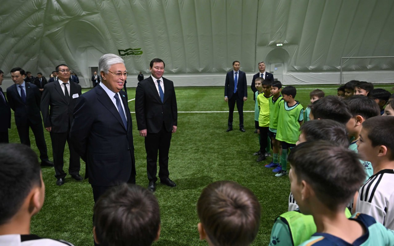 Қасым-Жомарт Тоқаев балалар футбол академиясын аралап көрді