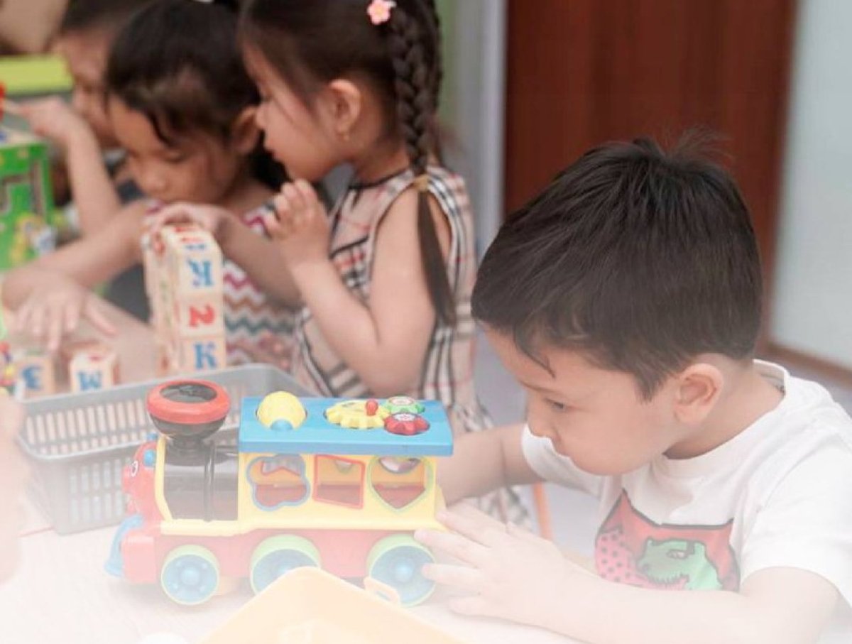 2 жастан 6 жасқа дейінгі балаларды мектепке дейінгі білім берумен қамту көрсеткіші 92,5% жетті Осы жылдың басынан бастап еліміздің өңірлерінде 64 мың орынға арналған 561 мектепке дейінгі ұйым ашылды, бұл кезекте тұрған 2 жастан 6 жасқа дейінгі балалардың 92,5%-ын мектепке дейінгі оқытумен және тәрбиемен қамтуға мүмкіндік берді, деп хабарлайды ҚР Оқу-ағарту министрлігі.