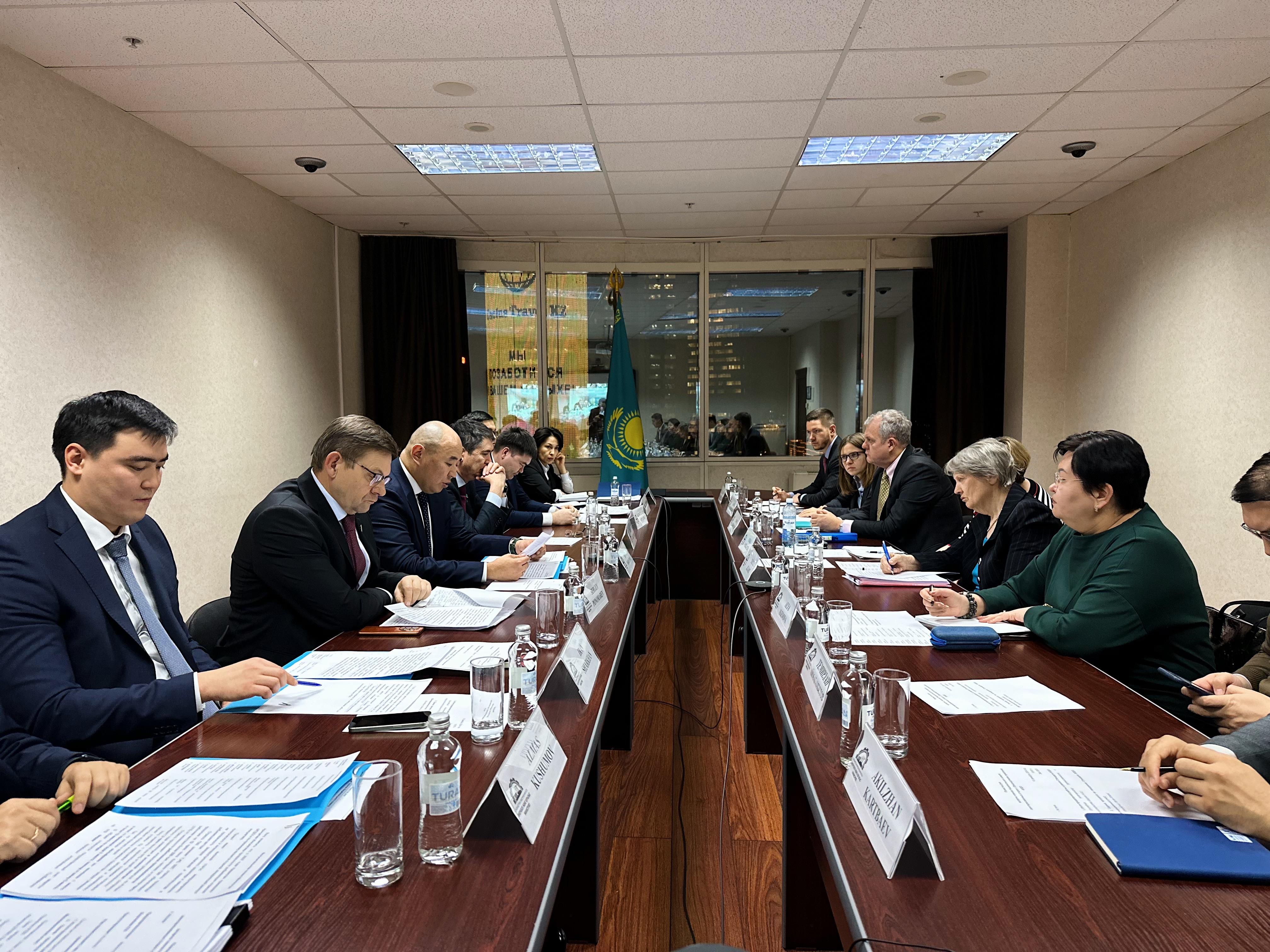 Хелен Кларк Қазақстанда: өндіру саласындағы ашықтықты нығайту