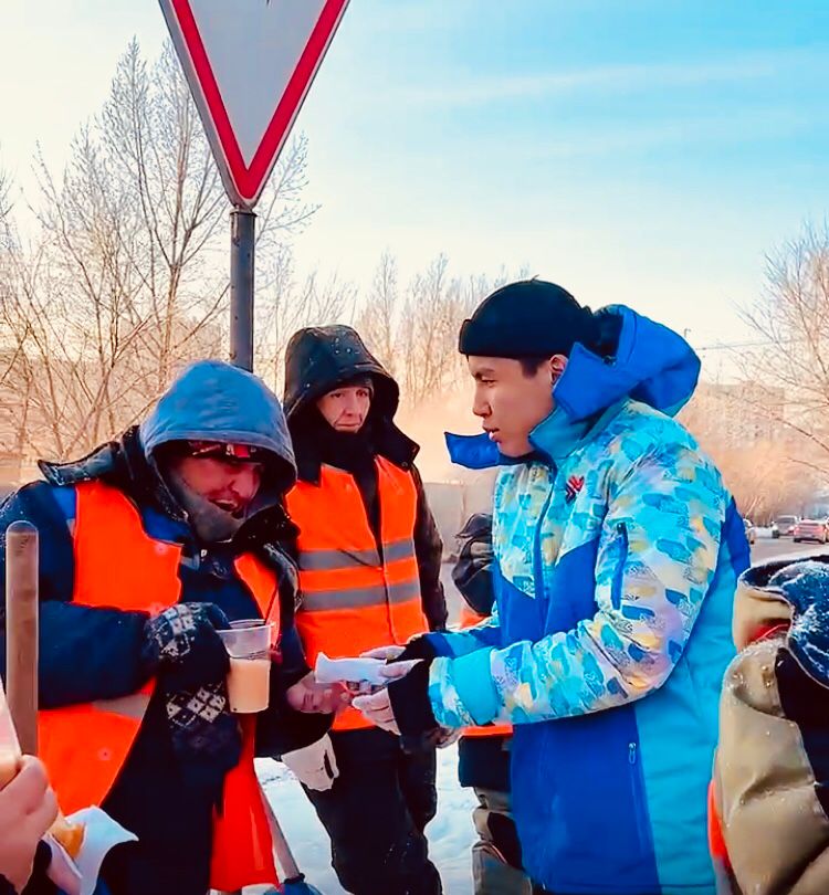 Астаналық жастар аязды күні көше тазалап жүрген жұмысшыларға ыстық шай ұсынды
