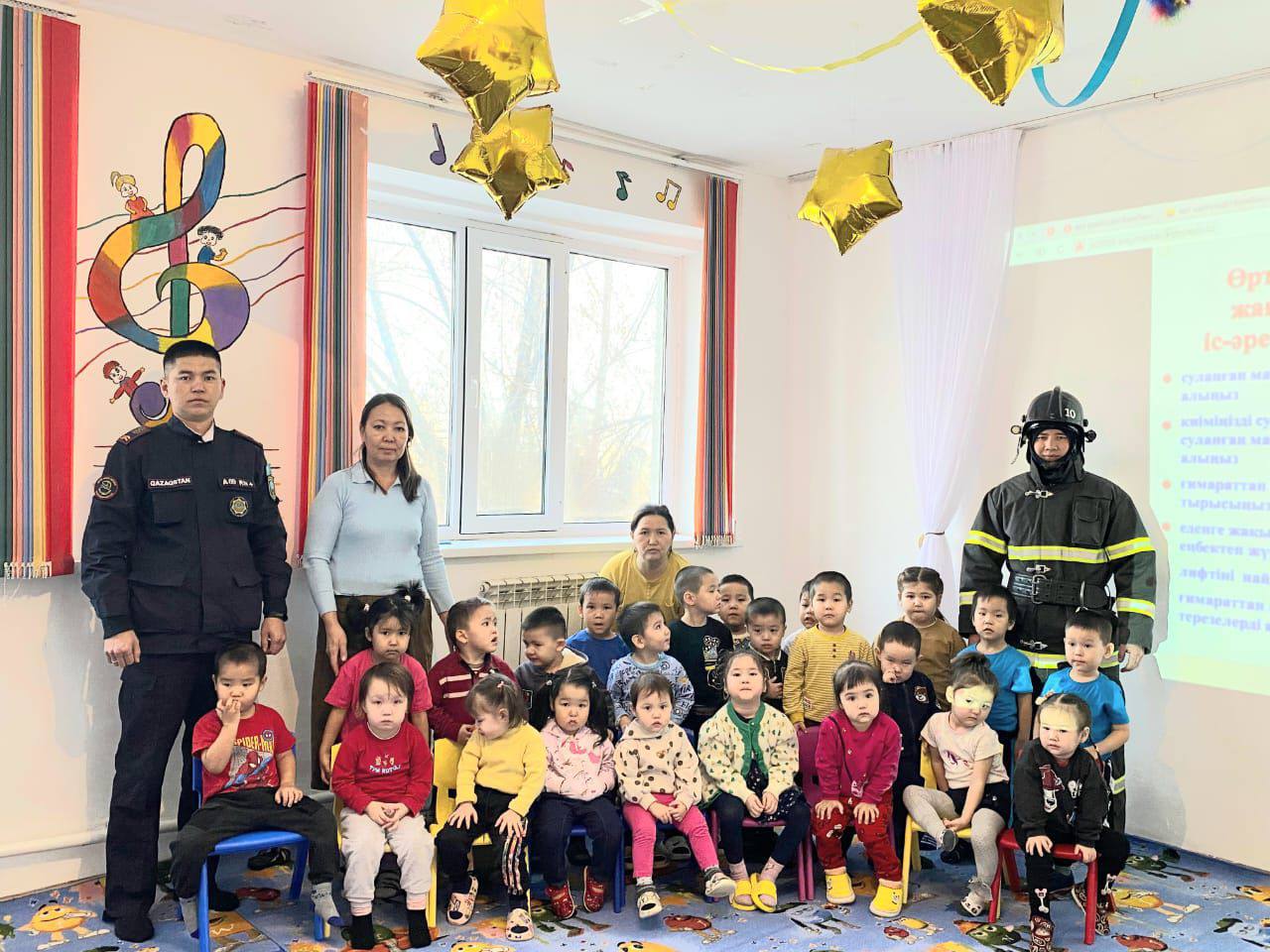 Ақтөбелік құтқарушылар бүлдіршін балаларға өрт қауіпсіздігін сақтауды үйретті