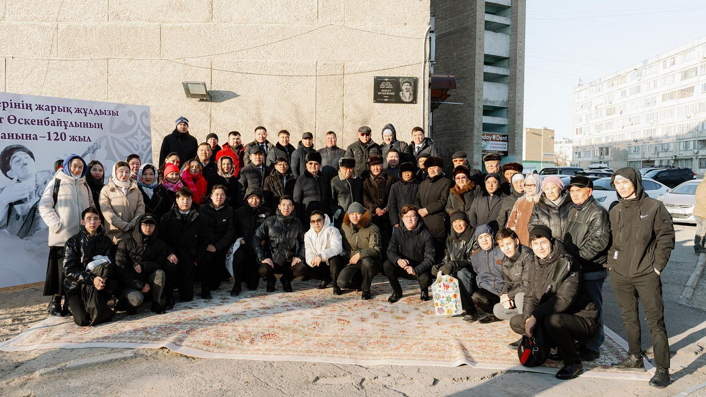 Күйші-сазгер, ақын, жыршы Мұрат Өскенбайұлы тұрған үйге ескерткіш тақта орнатылды