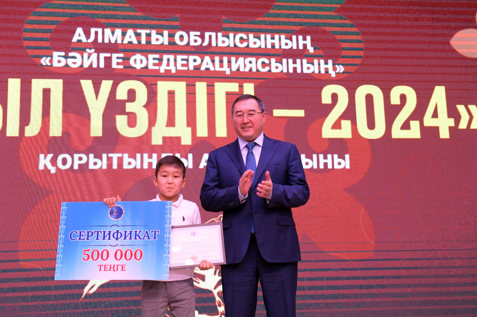 Сексуалды киімдегі мойынсұнғыш жетілген құл