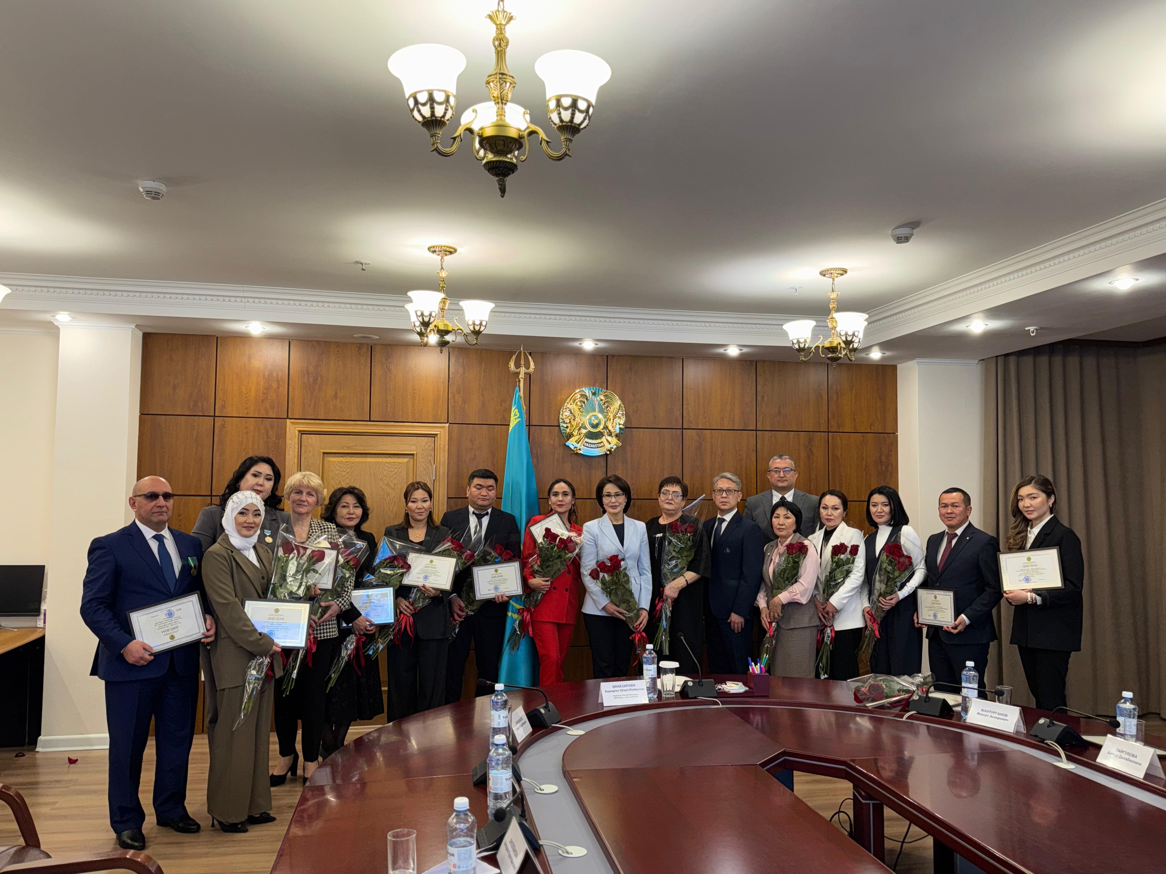 МЕДИЦИНА ҚЫЗМЕТКЕРЛЕРІНІҢ АРАСЫНДА «КӘСІБІНІҢ ҮЗДІГІ» БІРІНШІ РЕСПУБЛИКАЛЫҚ КОНКУРСЫНЫҢ ЖЕҢІМПАЗДАРЫ МАРАПАТТАЛДЫ