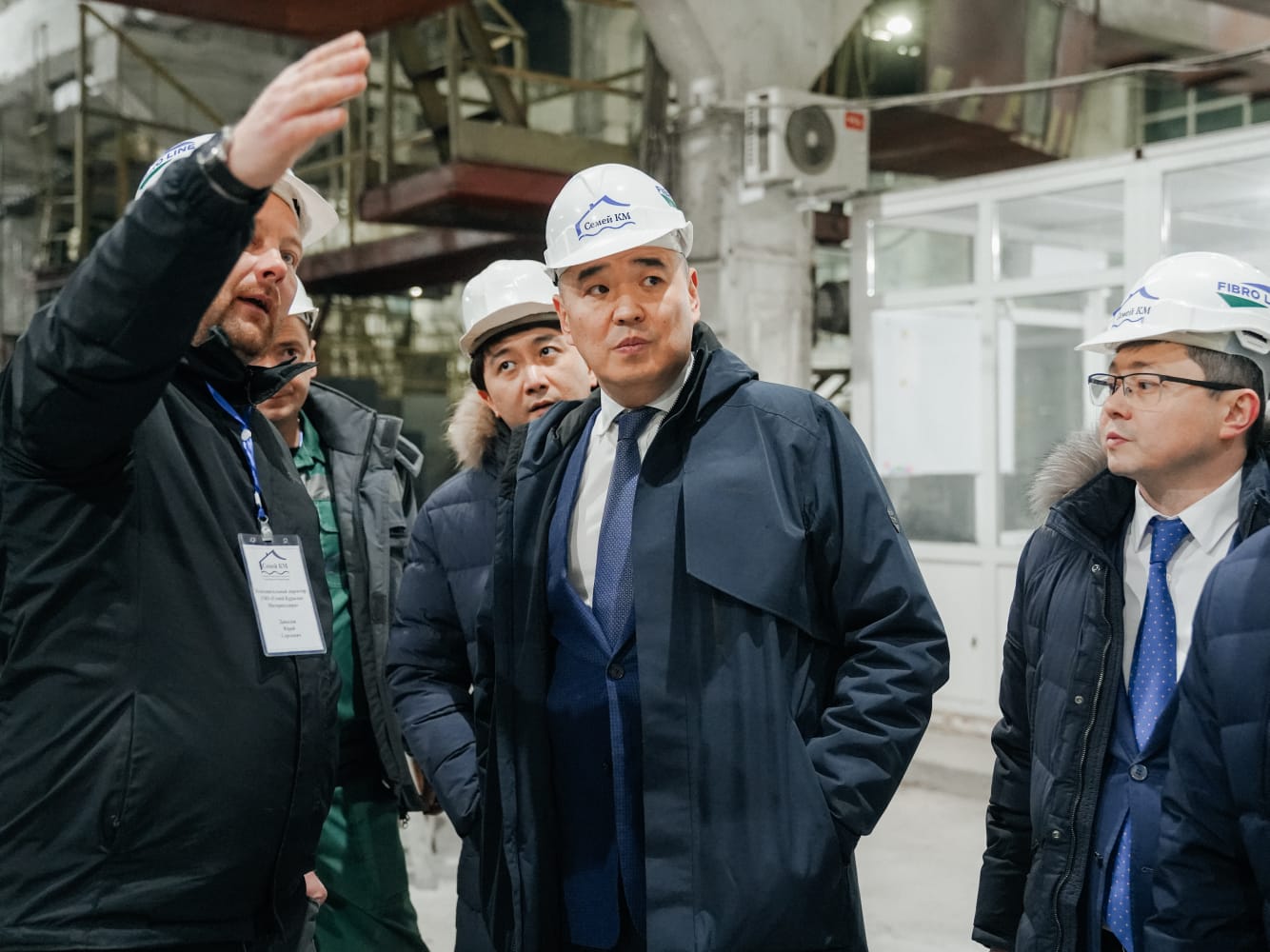 Қанат Шарлапаев Абай облысындағы өнеркәсіп және құрылыс кәсіпорындарын аралады