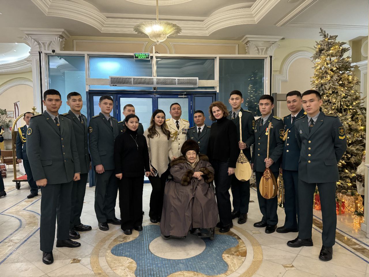 В Алматы военнослужащие поздравили Бибигуль Тулегенову с юбилеем