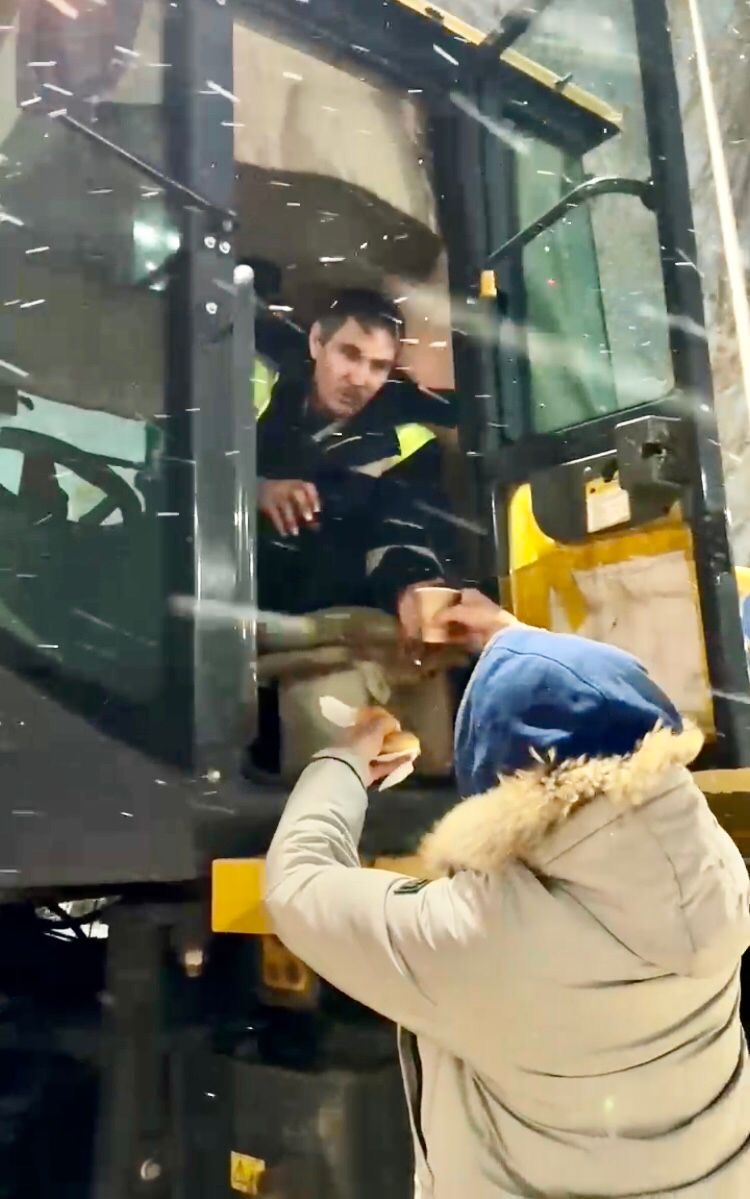 Шоколадом и баурсаками в честь праздника угощали на улице жителей Астаны