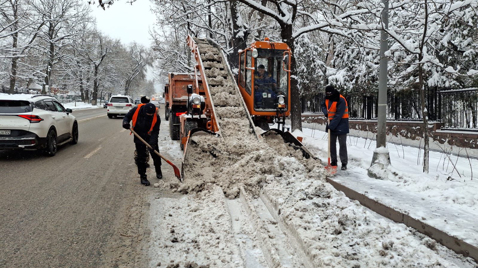 Тәулігіне 22 см қар: Алматы коммуналдық қызметтері үлкен қардың салдарын жоюда