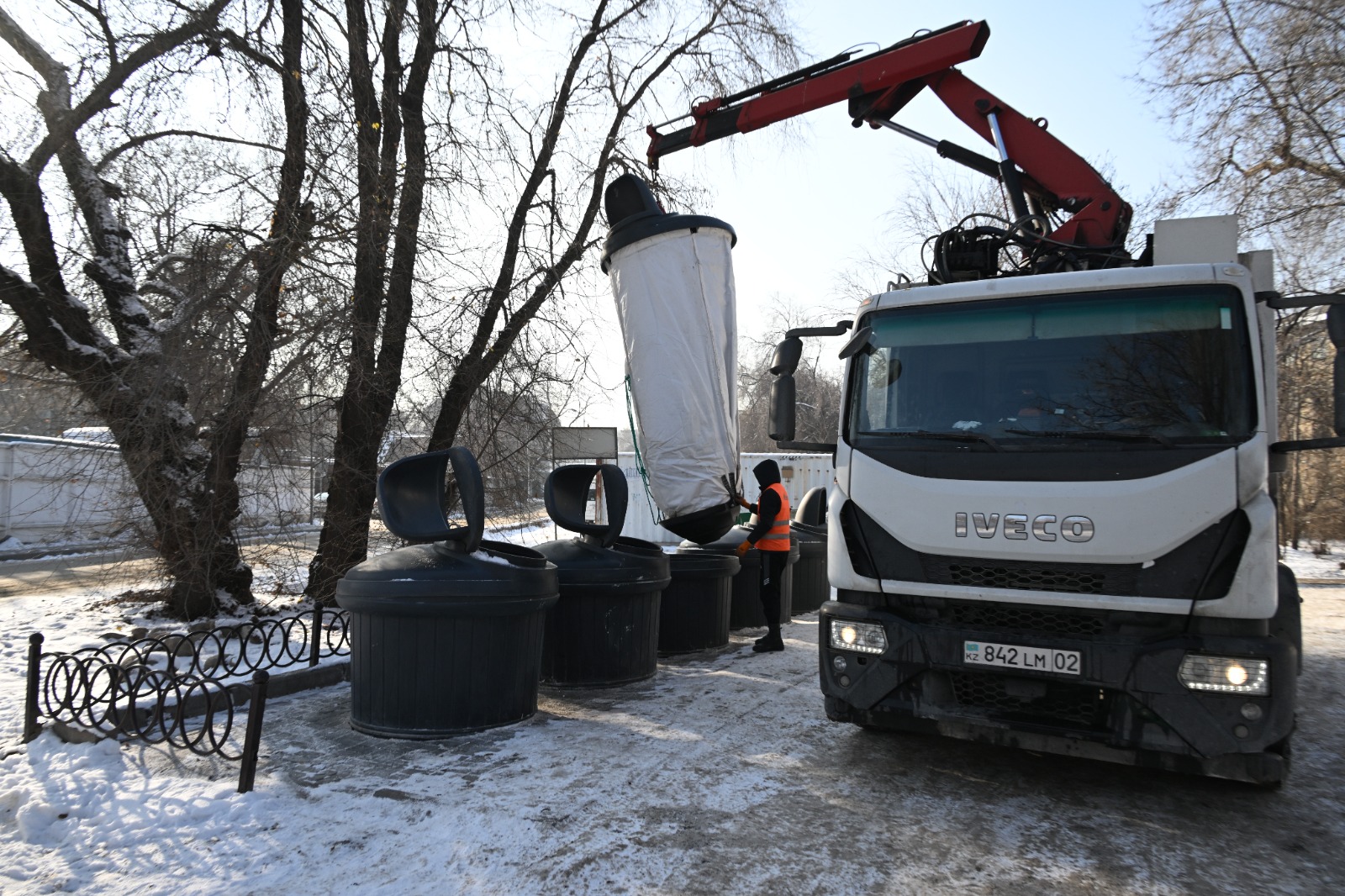 1000 еуроконтейнер және жаңа контейнерлік алаңдар: Алматыда ҚТҚ шығару инфрақұрылымы қалай жаңғыртылуда