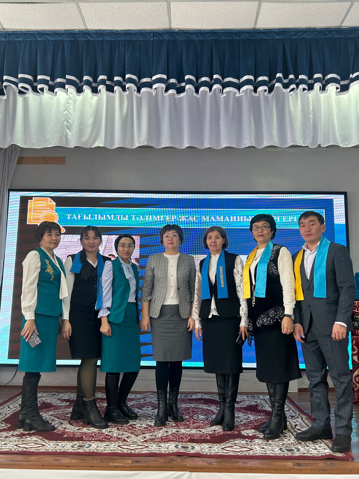 Мен көлікке мініп өтіп бара жатқан адамдарға жүгірдім.