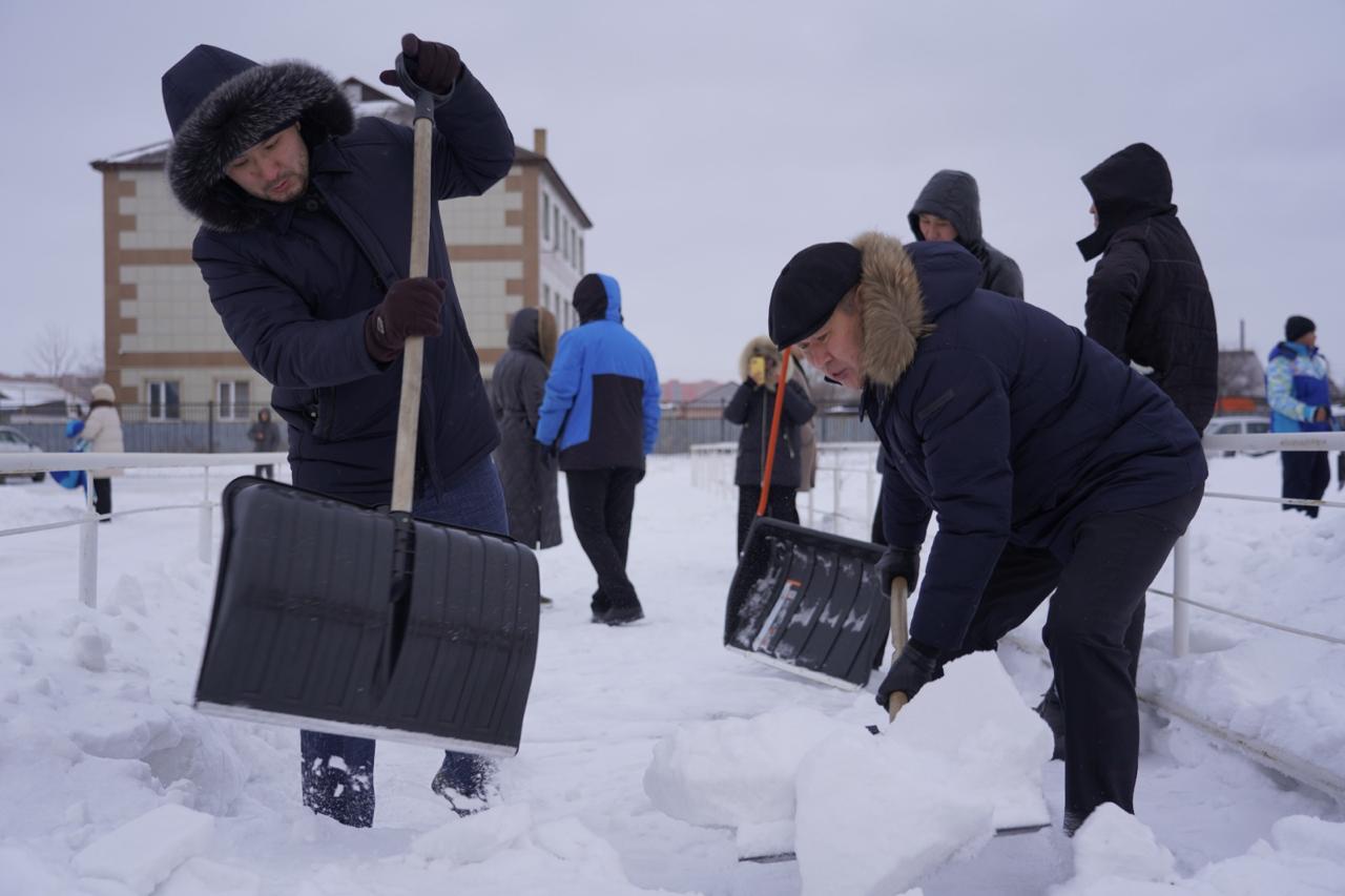 «Таза Қазақстан»: елордада әкелер қар күреу челленджін бастады
