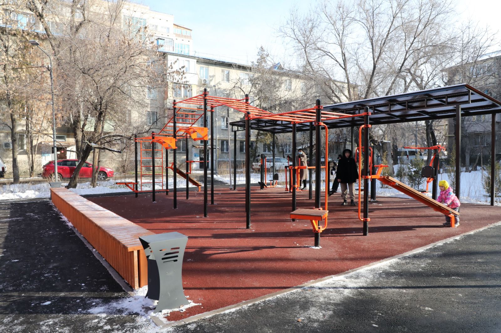 Әуезов ауданында аулаларды көркейту жұмыстары жалғасуда: тұрғындарға жайлы жағдай қалай жасалып жатыр