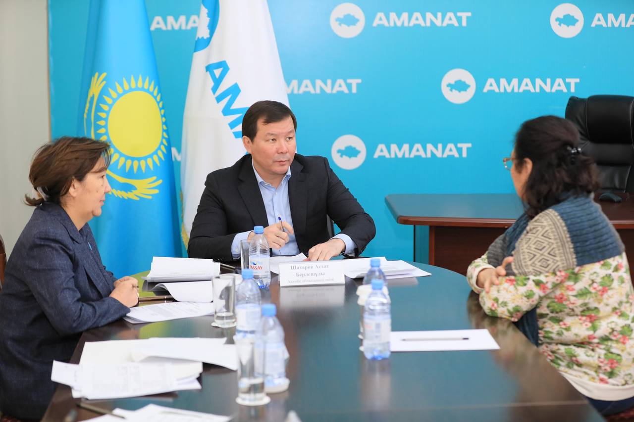 Ақтөбе облысының әкімі Асхат Шахаров азаматтарды қабылдады