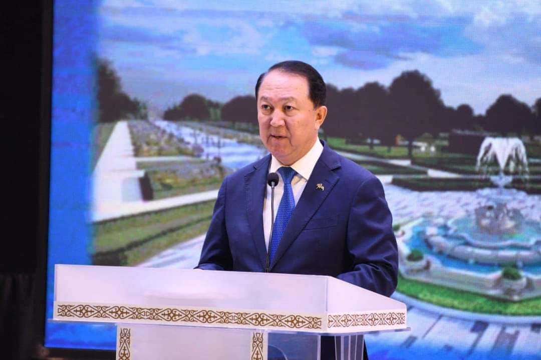 18 жаста анальды секс Спортзалдағы топтық секс