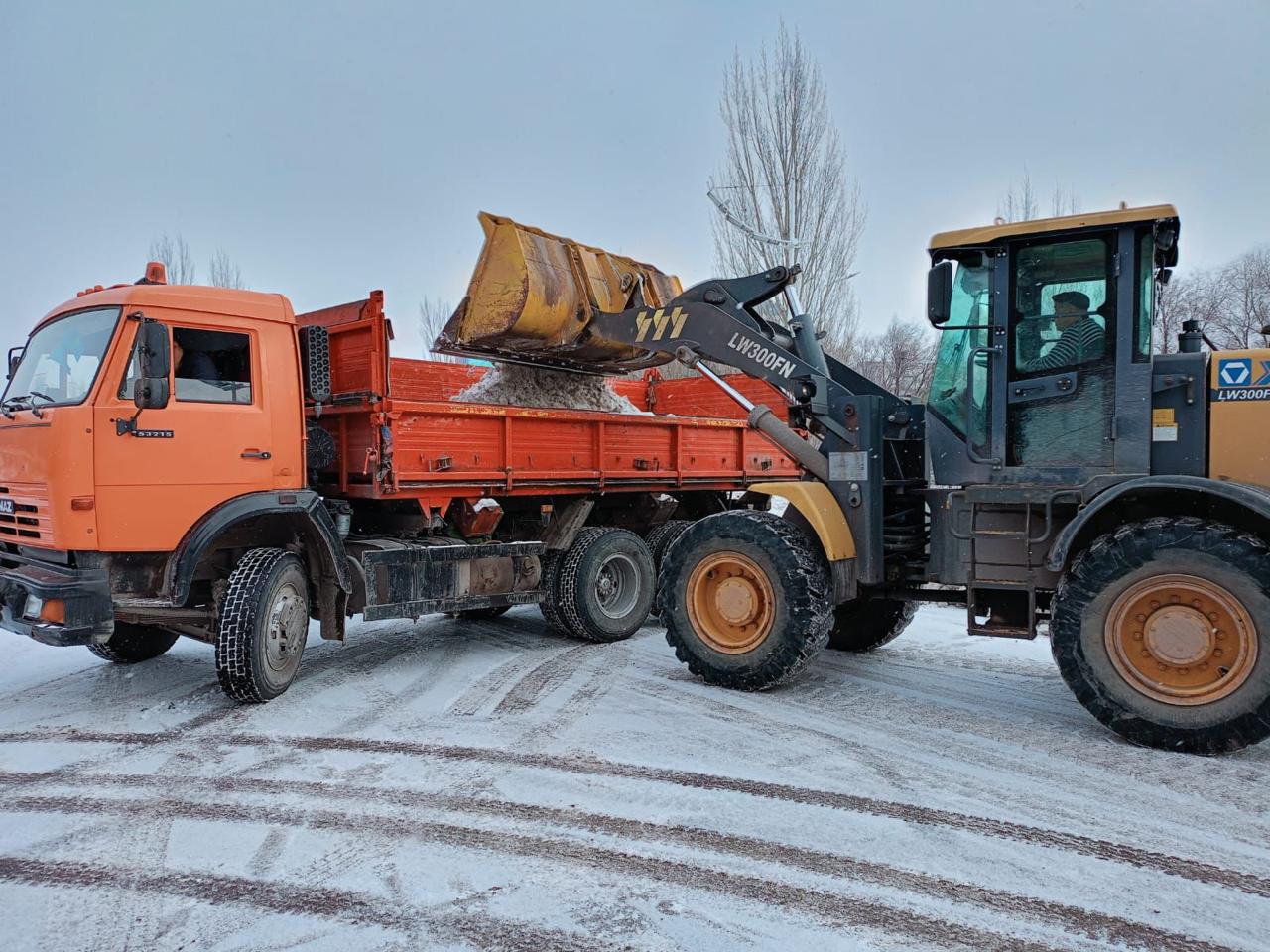 Около 2 700 дорожных рабочих вышли на уборку снега в Астане