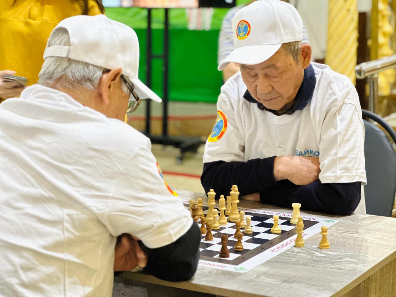 «Қарттарым – асыл қазынам»: Тәуелсіздік күніне орай зейнеткерлер арасында шахматтан турнир өтті