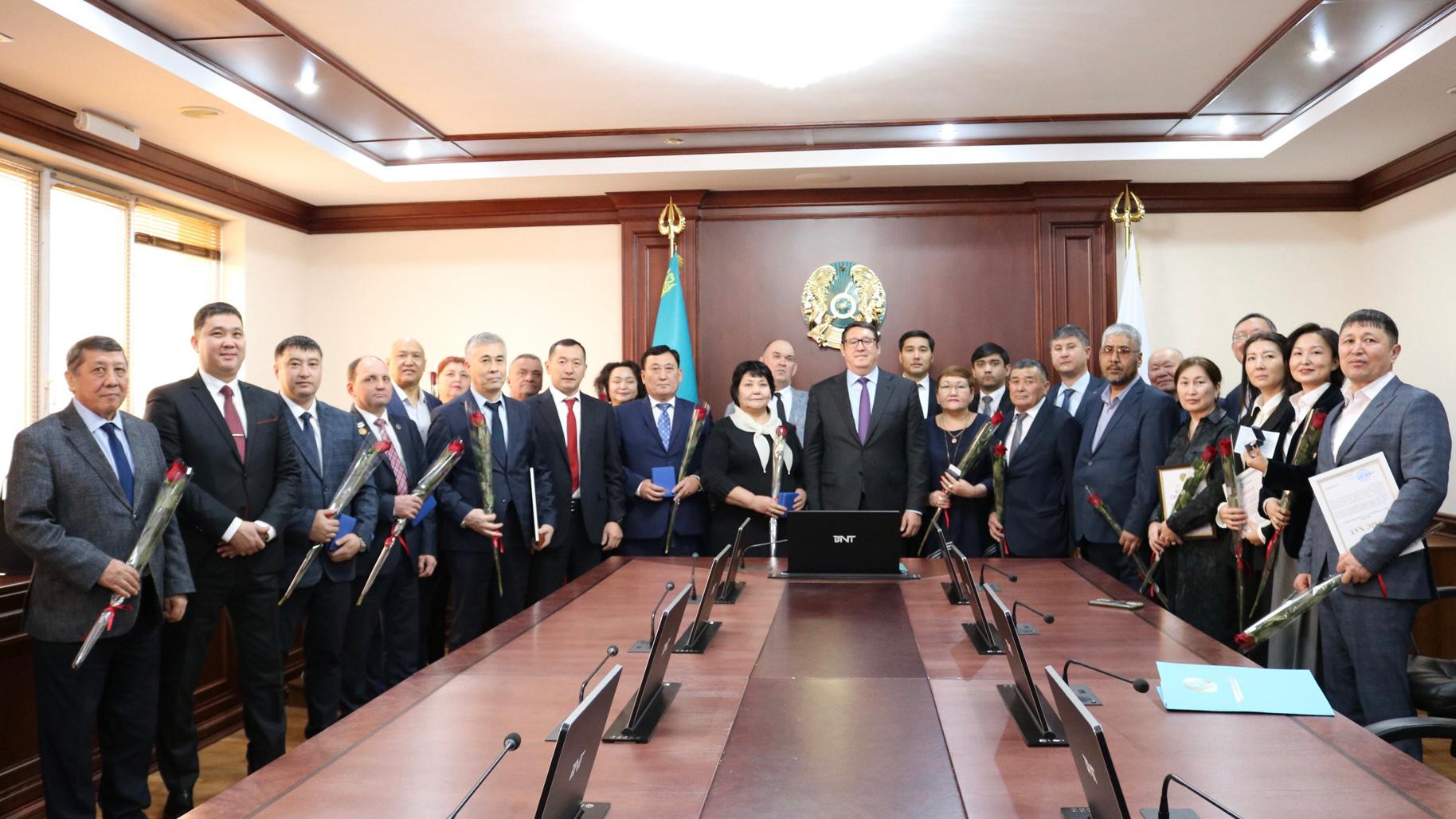 Энергетика министрі энергетика саласының қызметкерлерін кәсіби мерекемен құттықтады