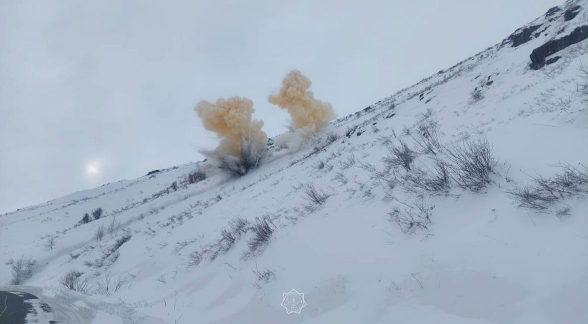 Очистили от снега лавиноопасные склоны