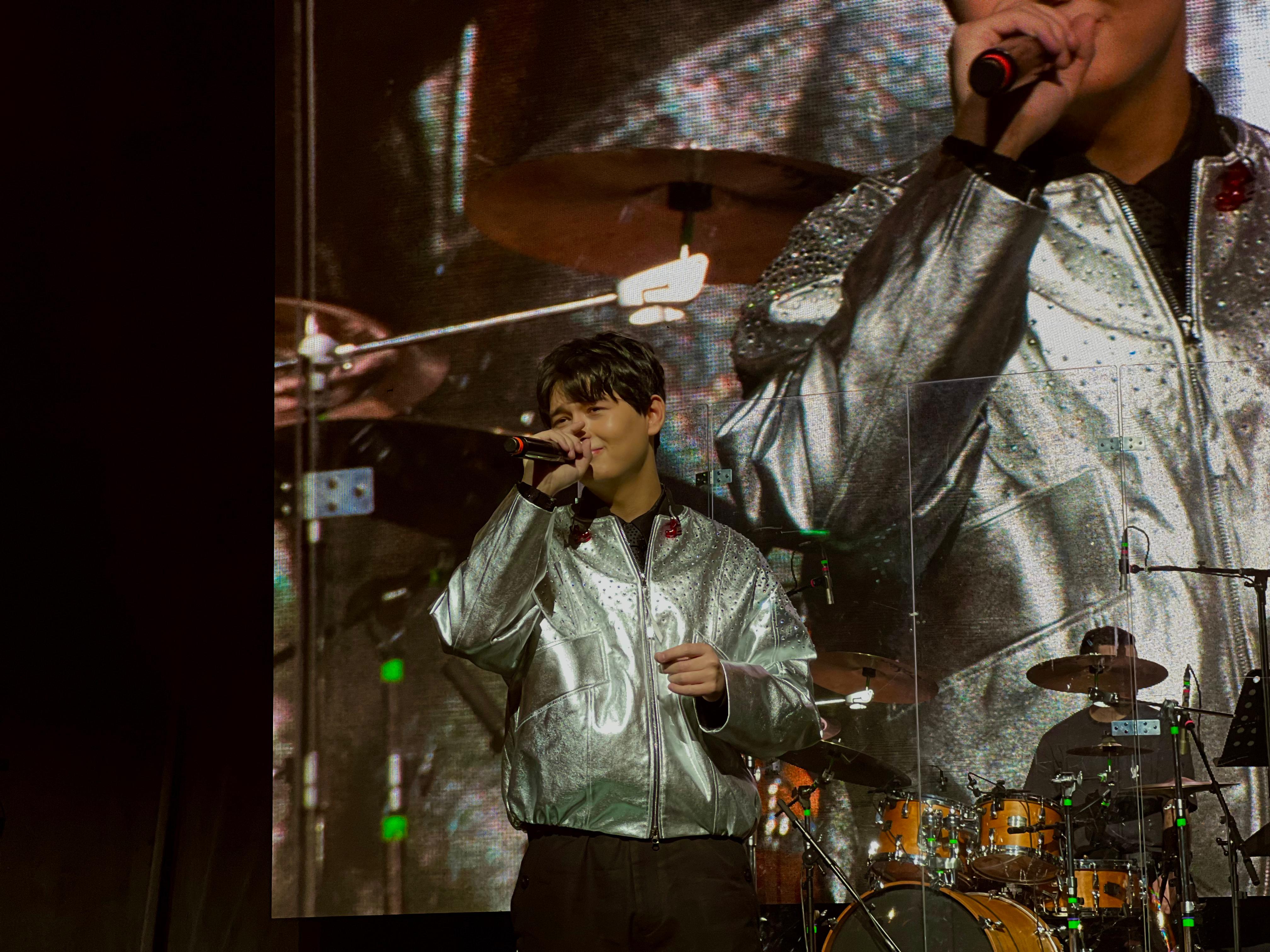 «Астана - суық болса да, біз үшін жылы қала»: танымал әнші Sadraddin елордалықтарға сахна төрінен үндеу жасады