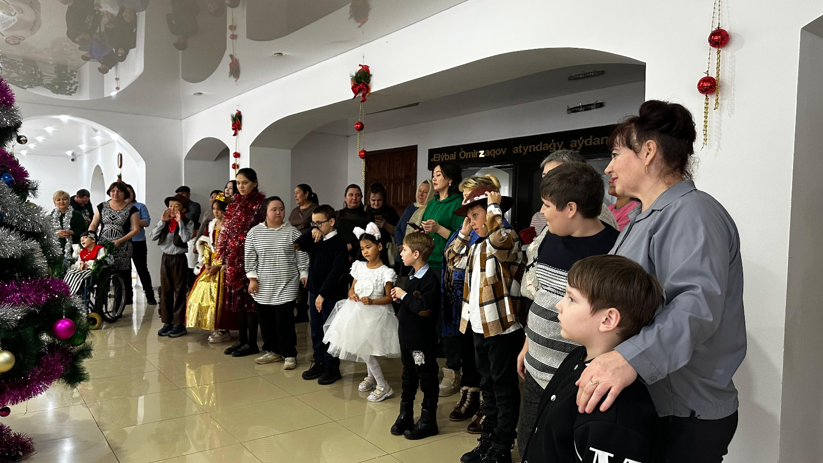 Ең керемет мереке қарсаңында балалық шақтан жақсы естеліктерді сақтау және кішкентай ертегі беру мақсатында 23 -30 желтоқсан аралығында аудандық үйінде жаңа жылдық іс-шаралар өткізіледі.