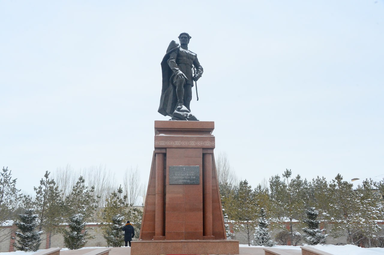 Қарулы күштердің әскери қызметшілері аты аңызға айналған қолбасшыны еске алды