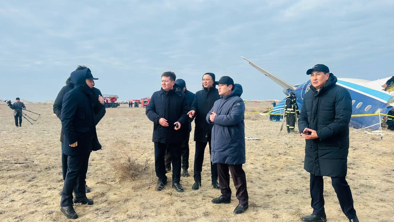 Маңғыстау облысының әкімі Нұрдәулет Қилыбай ұшақ апаты болған жерге барды