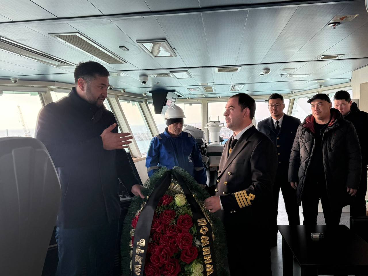 В Каспийское море спустили венок - символ памяти о жертвах авиакатастрофы рейса "Баку - Грозный"