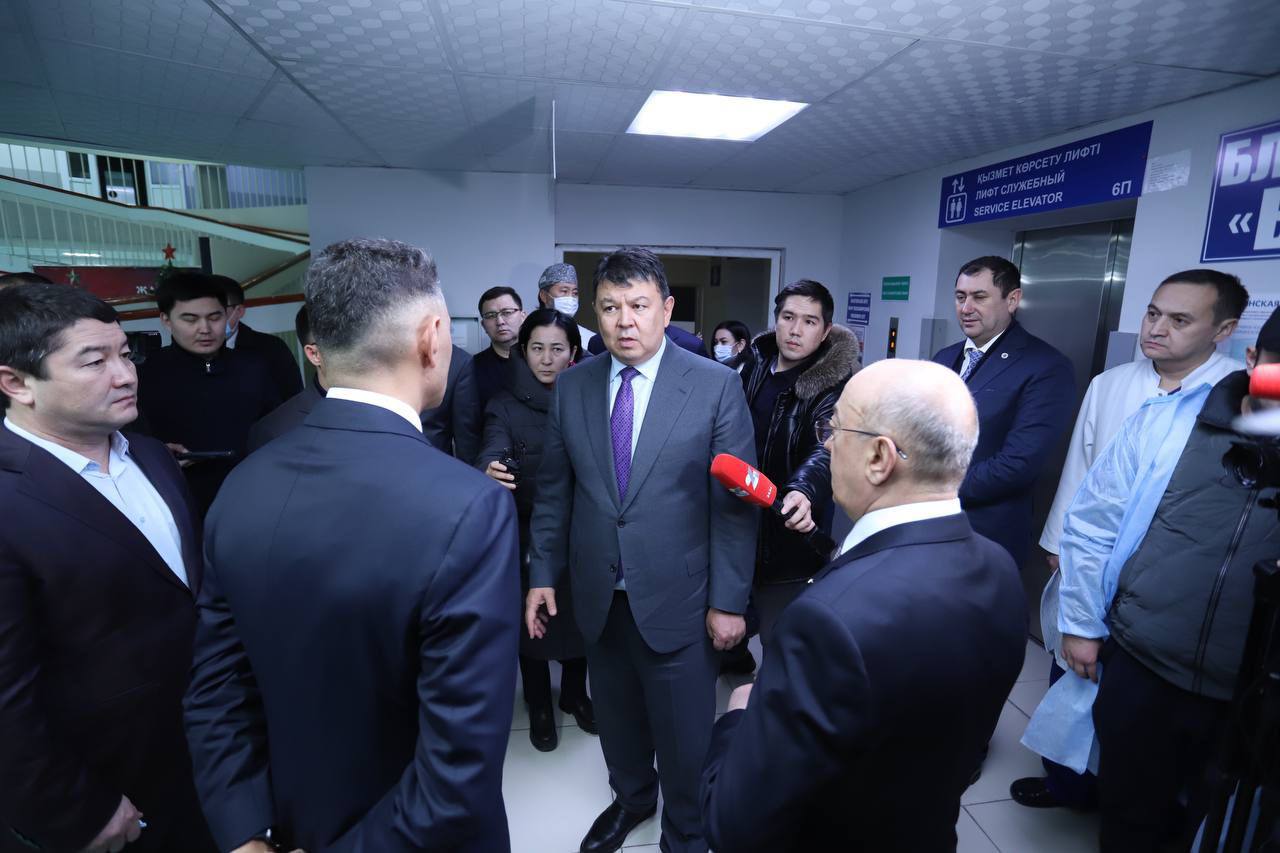 Қанат Бозымбаев «Azerbaijan Airlines» әуе компаниясының ұшағынан зардап шеккен жолаушыларға барды
