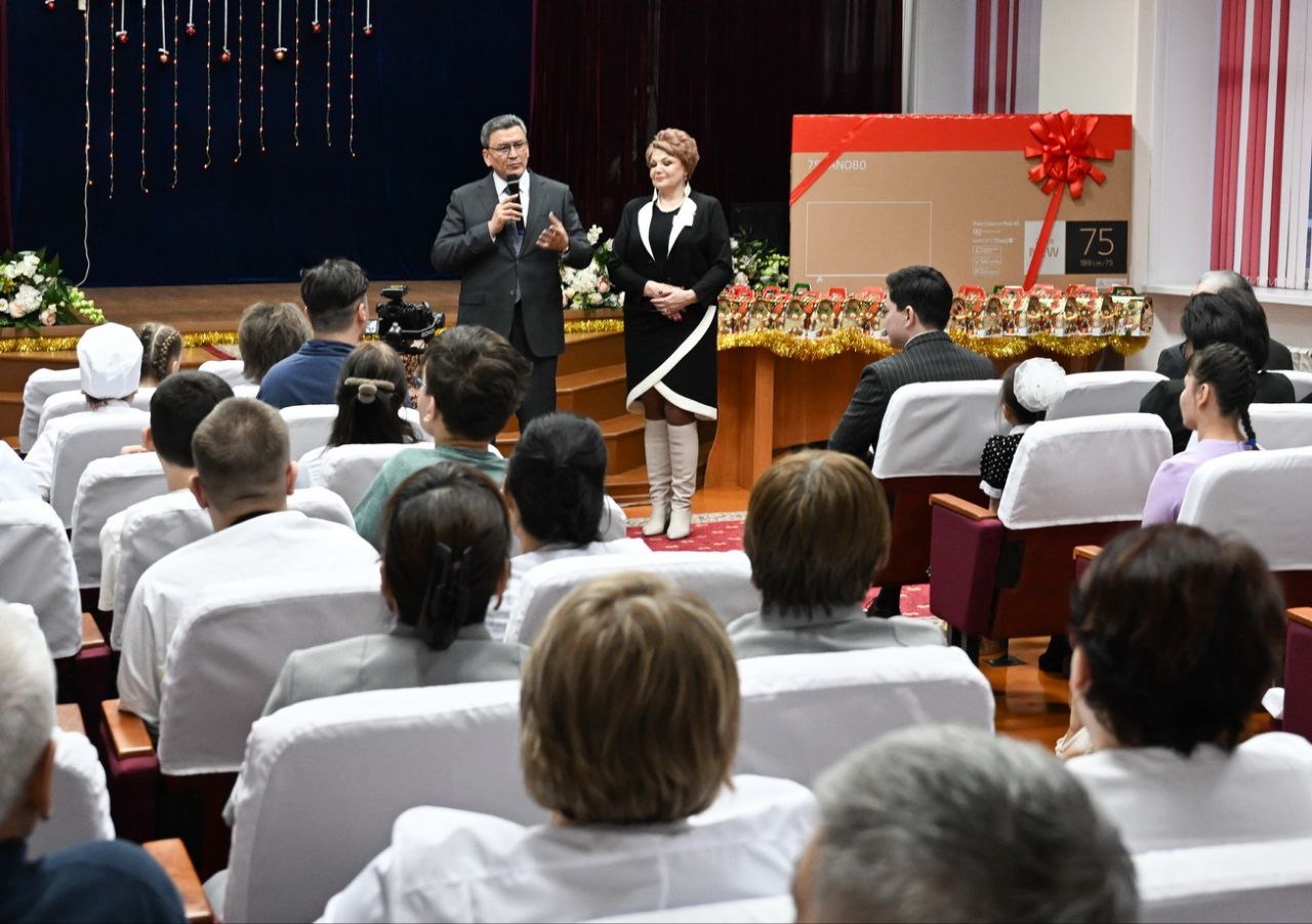 СҚО әкімі ерекше балаларды жаңа жылмен құттықтады