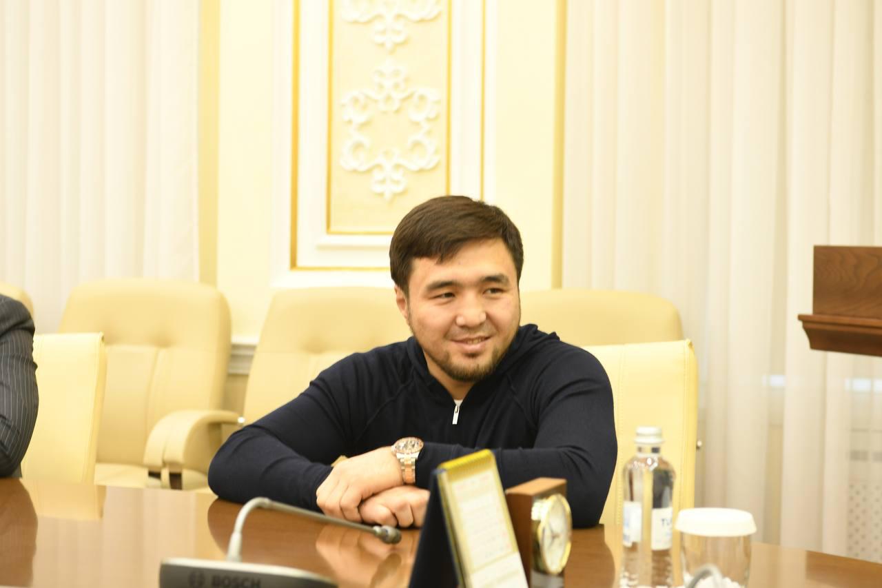 AKIM OF WEST KAZAKHSTAN REGION HOSTED OLYMPIC CHAMPION YELDOS SMETOV AND THE ATHLETE WHO WAS THE FIRST TO SWIM THROUGH THE WATERS OF ANTARCTICA, ANEL SYTDIKOVA.