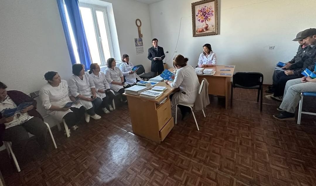 Ведущий специалист аппарата акима Топарского сельского округа Р.Арипбаев провел день открытых дверей по вопросам государственных услуг среди сотрудников Топарских сельских учреждений.