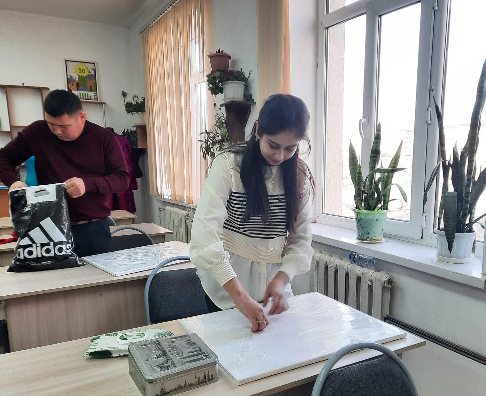 САЙРАМДЫҚ ҰСТАЗ ОБЛЫСТЫҚ БАЙҚАУДА КӨРКЕМ БҰЙЫМДАРЫМЕН КӨПШІЛІКТІ ТӘНТІ ЕТТІ