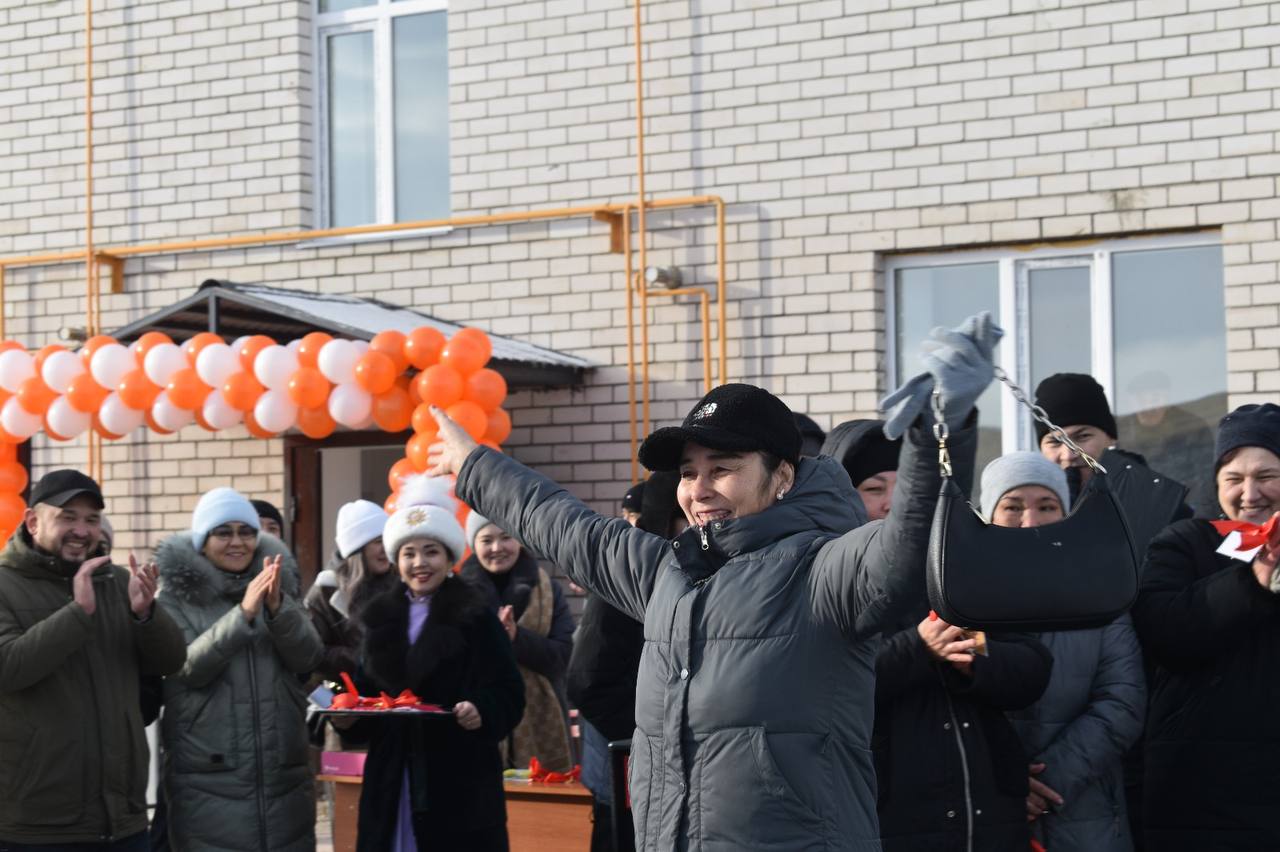 Әйтеке би ауданында баспана кезегінде тұрғандарға көптен күткен пәтер кілттері табысталды
