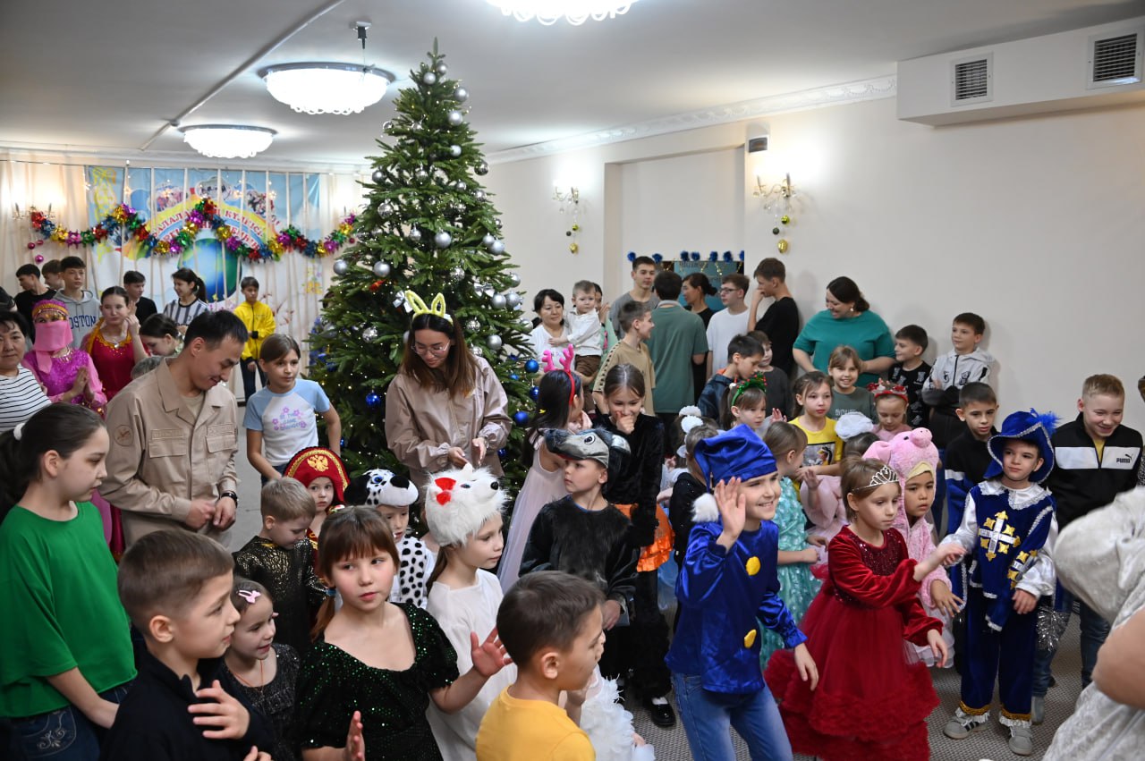 Әскери қызметшілер Ақкөл қаласындағы балалар үйінің  тәрбиеленушілерін Жаңа жылдық ертегімен қуантты