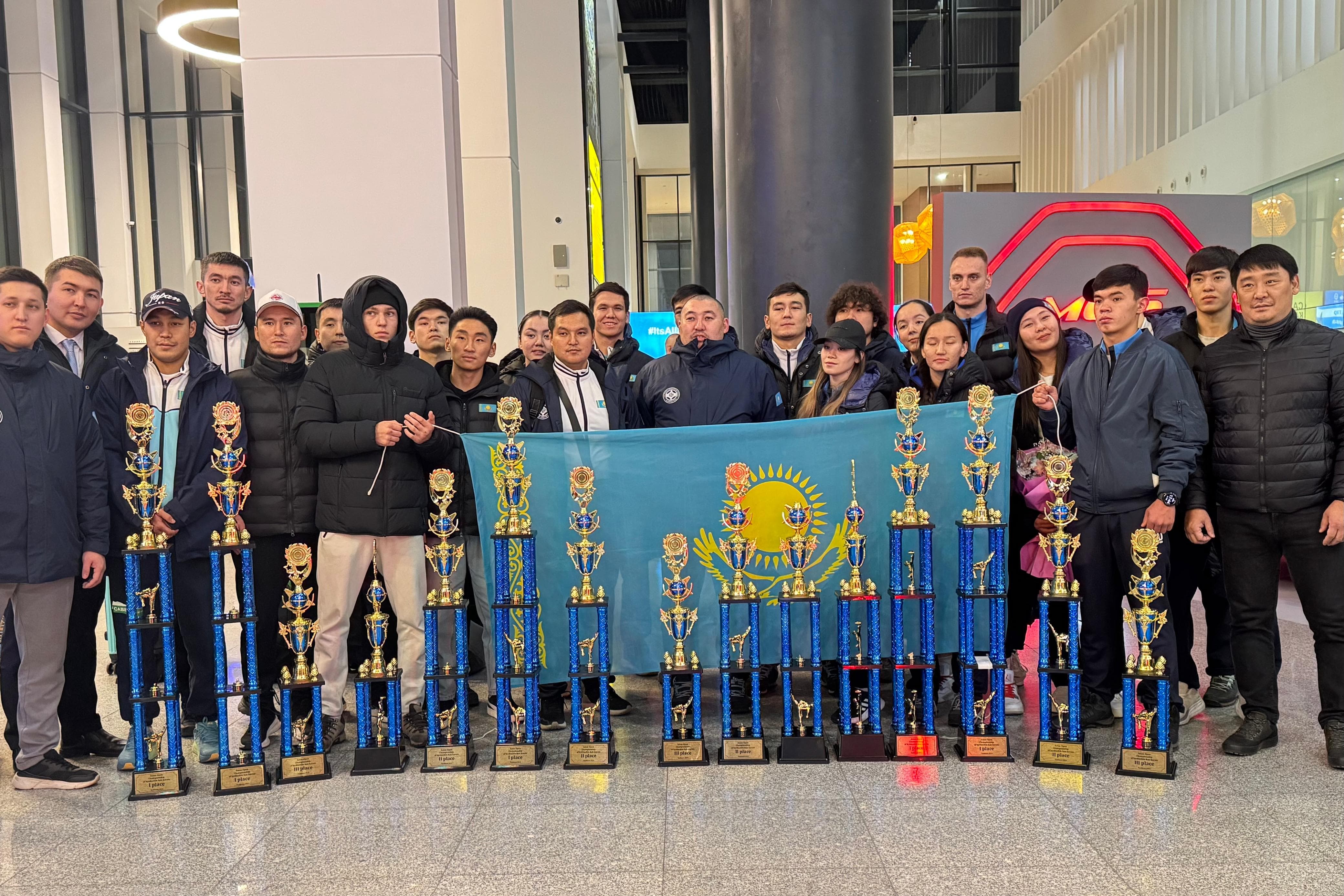 Киокушинкай-кан каратэден Азия чемпионатының жүлдегерлерін жанкүйерлер Астана әуежайынан қарсы алды