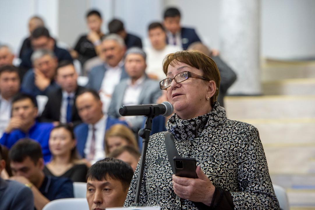Жительница задает вопрос акиму области на встрече с населением