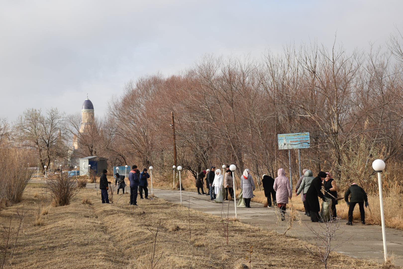 «ТАЗА ҚАЗАҚСТАН»: ТҮРКІСТАН ОБЛЫСЫНДАҒЫ БАБА ТҮКТІ ШАШТЫ ӘЗІЗ КЕСЕНЕСІ АУМАҒЫНА ТАЗАЛЫҚ ЖҰМЫСТАРЫ ЖҮРГІЗІЛДІ