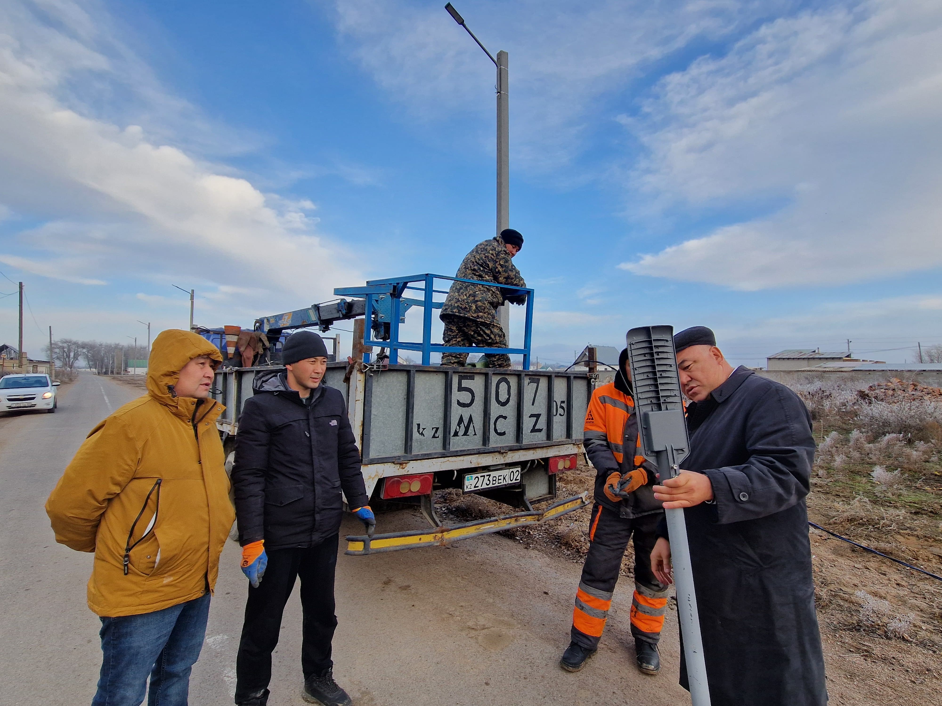 Ақши ауылының Төле би және Сырым Датұлы көшелеріне жарық шамдарын орнату жұмыстары жүргізілуде мердігер "BM GROUP SERVICE" ЖШС