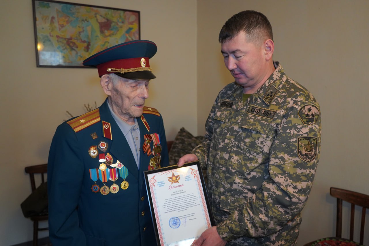 В Алматы военнослужащие поздравили ветерана с днем рождения