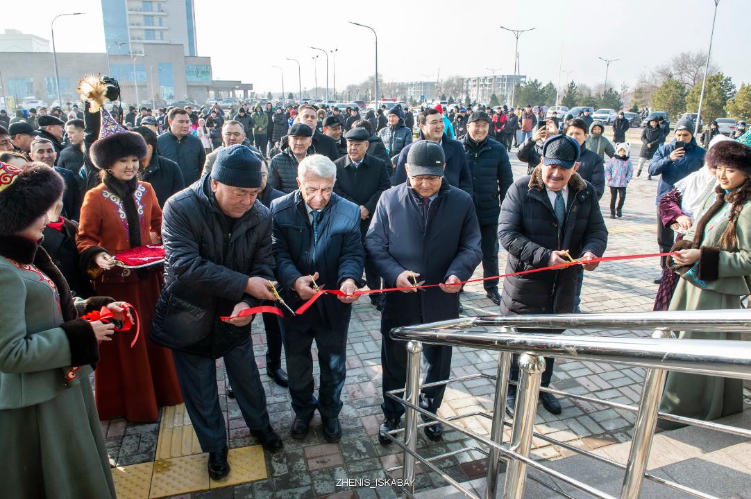 Церемония перерезания ленты на открытии Центра настольного тенниса